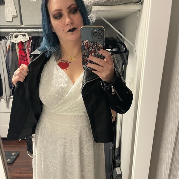 Meet your Posher, Amanda - Picture 3 of 5